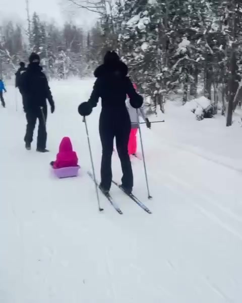 乔治娜晒全家福👨‍👩‍👧‍👦一家七口在北极滑雪⛷️